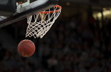 篮球赛事直播截图 - NBA赛场激烈对抗，多角度镜头切换